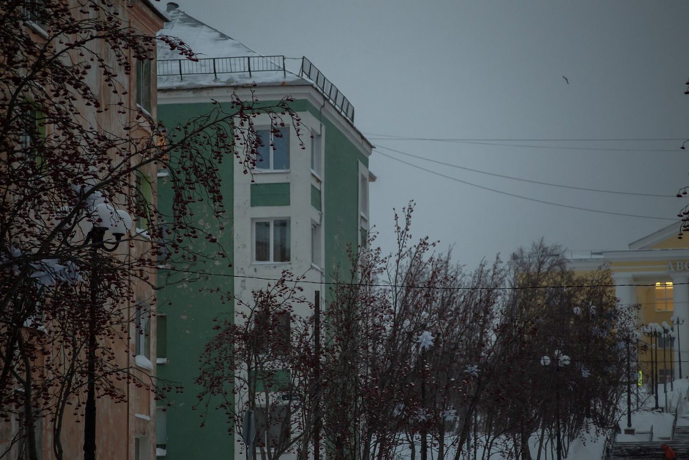 Улица Кировска в сумерках полярной ночи с фонарями